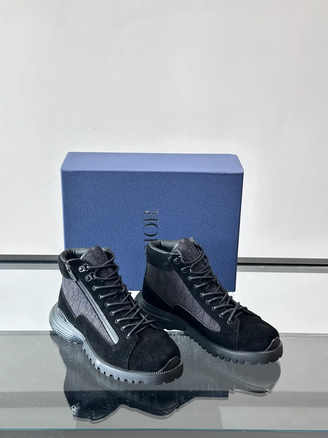 p600 "Dio＊" Combat Oblique high-top sneakers, black glossy leather + Oblique presbyopic canvas splicing, low-key luxury and super recognizable. The EVA sole is lightweight and cushioned, making it comfortable for daily wear or long walks. The high-top design is perfect for support, and the tongue and sole have the "DIOR" logo. You must pay attention to details! Whether it is casual or urban style, it can be easily controlled. It is a high-end luxury item that combines fashion and function. It is a popular choice for men's shoes size: 39-44 (38.45 customized)
